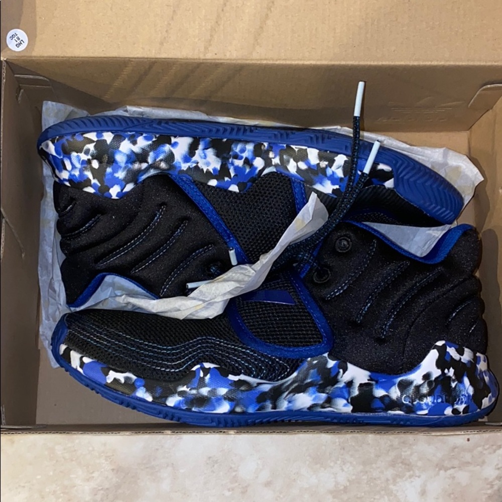 Boy’s Adidas size 6.